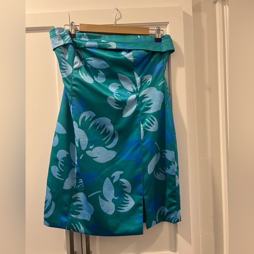 Cute green and blue floral strapless mini dress. Womens size 8. Never worn